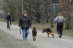 Adelina bei der Strassenarbeit